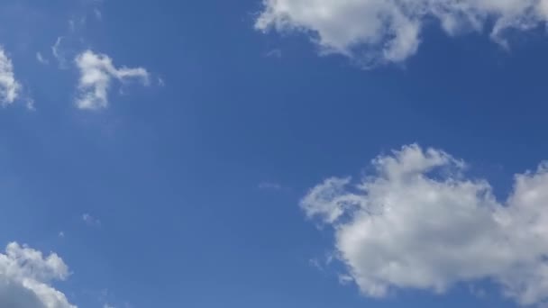 Bewegende Wolken und blauer Himmel im Zeitraffer — Stockvideo
