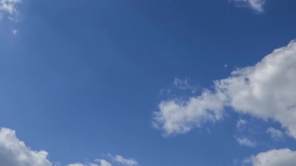 Bewegende wolken en blauwe hemel time-lapse — Stockvideo