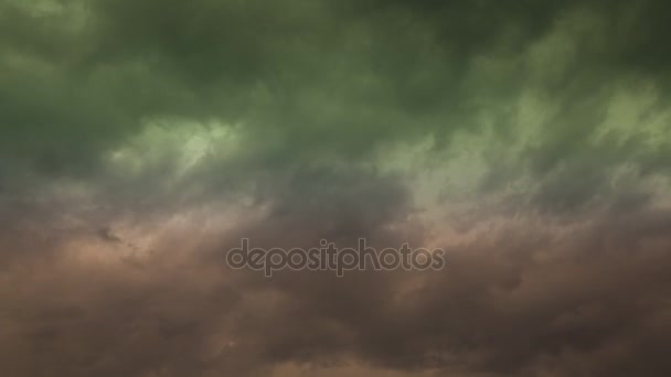 Bohatě barevné mraky během aktivní bouře západ slunce. Zastřelen v časová prodleva. — Stock video