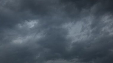 Ağır yağmur bulutları hızlandırılmış bir fırtına öncesi