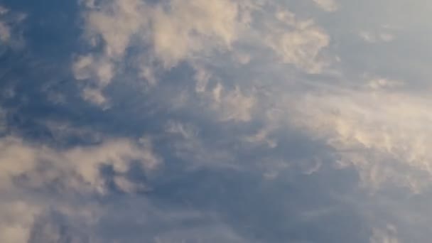 Nubes corriendo a través del cielo que se oscurece rápidamente al atardecer. Timelaps, 4K — Vídeos de Stock