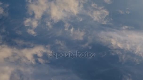 Bulutlar hızla kararan gökyüzünde günbatımında çalışan. Timelaps, 4k — Stok video