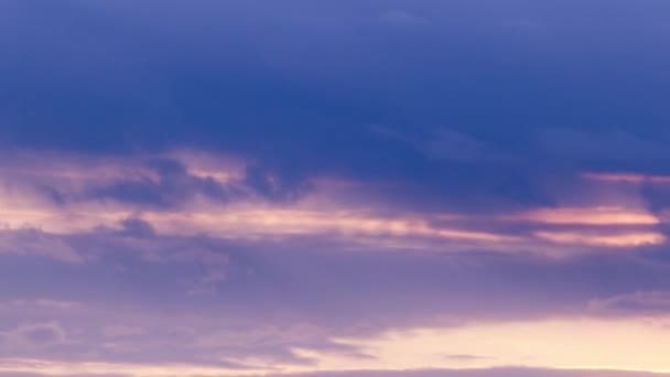 Rood, paars, violet en oranje apart avondrood wolken time-lapse — Stockvideo