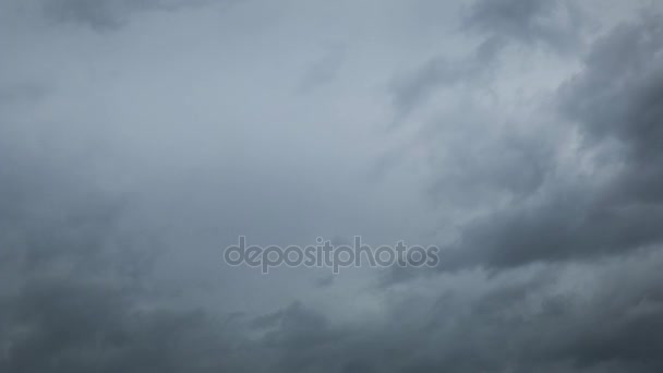 Nuages de tempête sombres se déplacent rapidement au spectateur - timelapse 