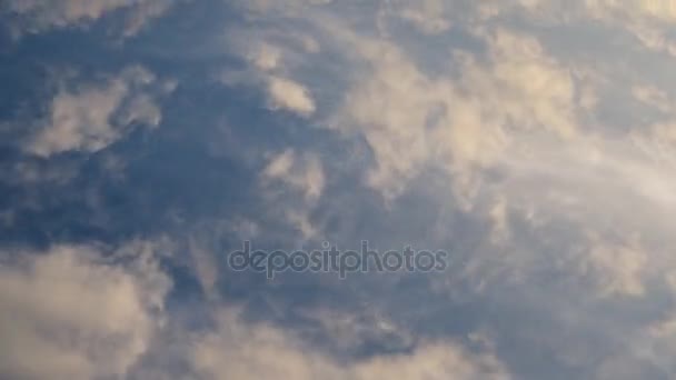 Filmy poklatkowe biały cumulus i kędzierzawy chmury metamorfozy na błękitne niebo, 4k — Wideo stockowe