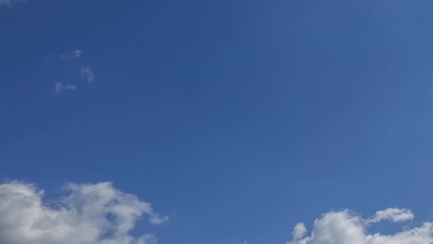 Clipe de lapso de tempo de nuvens brancas fofas sobre o céu azul, 4k — Vídeo de Stock