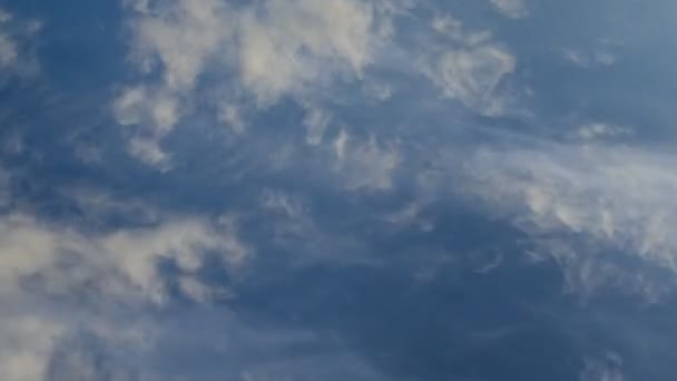 Время истечения видео белой кучевой кости и облаков шерсти морфяных на голубом небе, 4K — стоковое видео
