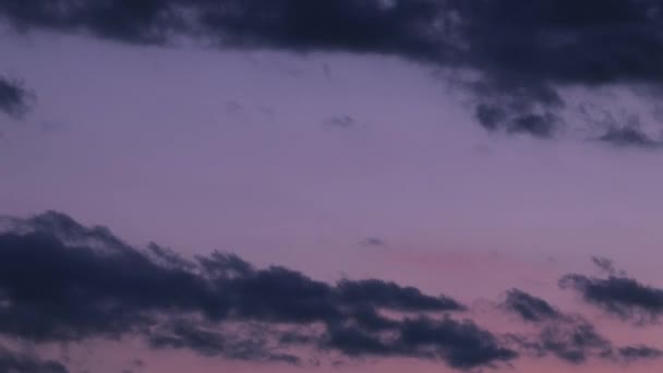 Dramatisch beleuchtete Gewitterwolken in rosa, blau, orange, 4k — Stockvideo