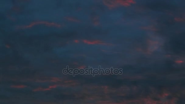 Время восхода солнца, облака на небе — стоковое видео