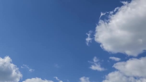 Bewegende wolken en blauwe hemel time-lapse — Stockvideo