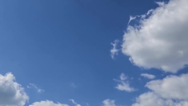 Bewegende Wolken und blauer Himmel im Zeitraffer — Stockvideo