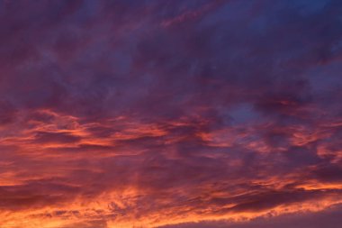 Dramatik gökyüzü günbatımı ve gündoğumu. Akşam bulutlar ile renkli günbatımı