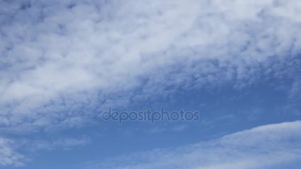Timelapse con nuvole in movimento 4k, nuvole in movimento e time lapse cielo blu — Video Stock