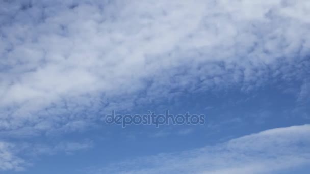 Timelapse con nubes en movimiento 4k, nubes en movimiento y lapso de tiempo cielo azul — Vídeos de Stock