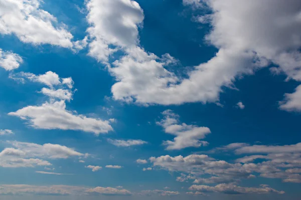 Ο απέραντος γαλάζιος ουρανός και σύννεφα — Φωτογραφία Αρχείου