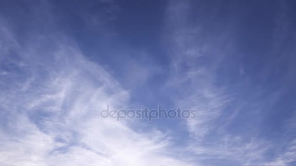 Άσπρο φουντωτό σύννεφα πάνω από το γαλάζιο του ουρανού, 4k κλιπ ώρα λήξη — Αρχείο Βίντεο