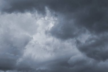 Fırtına bulutlarıyla karanlık gökyüzü