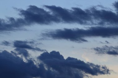 Dramatik gün batımı ve gün doğumu gökyüzü.