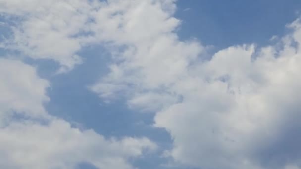Nuages de tempête sombres se déplacent rapidement au spectateur - timelapse 