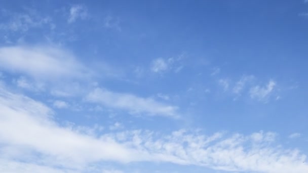 Временной промежуток с движущимися облаками 4k, движущимися облаками и синим небом временной промежуток — стоковое видео
