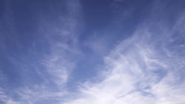 Timelapse s mraky táhnou 4k, pohybující se mraky a modrá obloha časová prodleva — Stock video