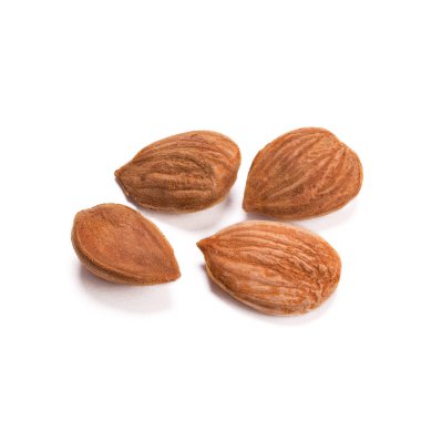 Beyaz arkaplanda izole edilmiş badem fıstıkları