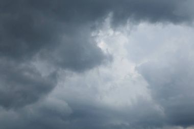 Fırtına bulutlarıyla karanlık gökyüzü