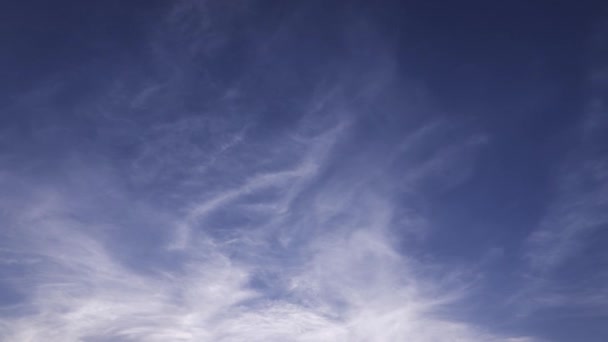 Άσπρο φουντωτό σύννεφα πάνω από το γαλάζιο του ουρανού, 4k κλιπ ώρα λήξη — Αρχείο Βίντεο