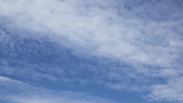 Timelapse met wolken verplaatsen van 4k, bewegende wolken en blauwe hemel time-lapse — Stockvideo