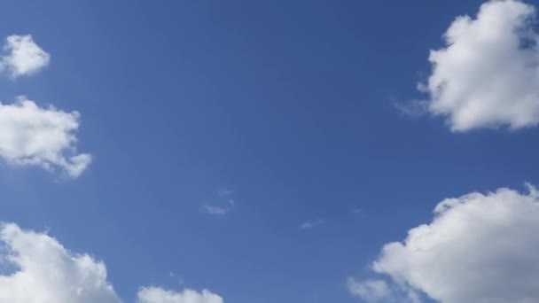 Nuvens em movimento e céu azul lapso de tempo — Vídeo de Stock