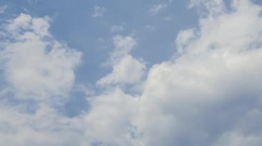 Mavi gökyüzünde beyaz kabarık bulutların hızlandırılmış klibi
