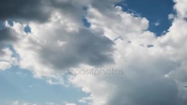 Mavi gökyüzünde beyaz kabarık bulutların hızlandırılmış klibi
