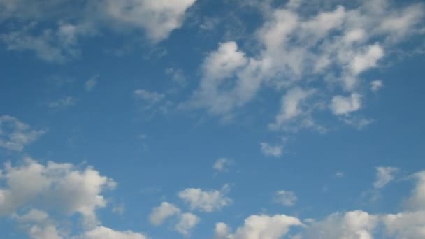 Χρονικό κενό κλιπ από λευκά αφράτα σύννεφα πάνω από τον γαλάζιο ουρανό — Αρχείο Βίντεο