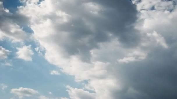 Time lapse clip de nuages blancs pelucheux sur le ciel bleu — Video