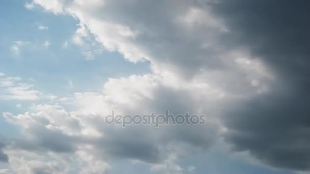 Time lapse clip de nuages blancs pelucheux sur le ciel bleu — Video