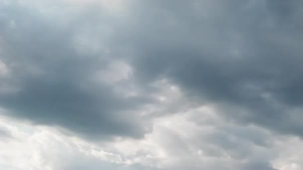Czas upłynął klip białych puszystych chmur nad błękitnym niebem — Wideo stockowe