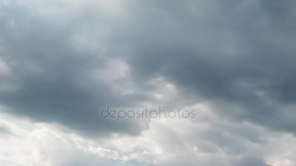 Time lapse clip of white fluffy clouds over blue sky — Stock Video