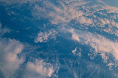 Bulutlu mavi gökyüzü