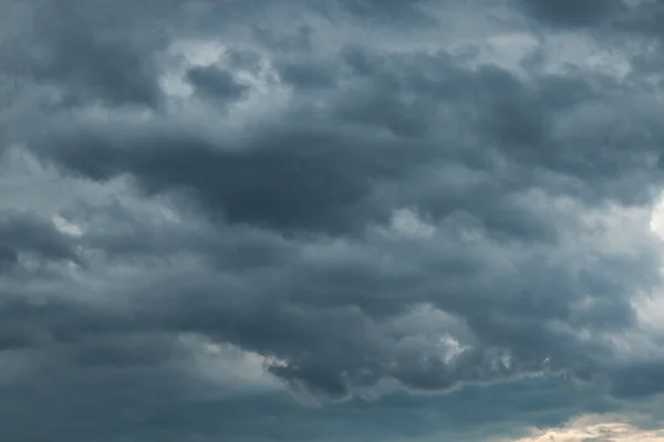 먹구름이 낀 어두운 하늘 — 스톡 사진