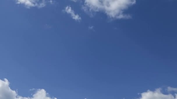 Nuvole in movimento e lasso di tempo cielo blu — Video Stock