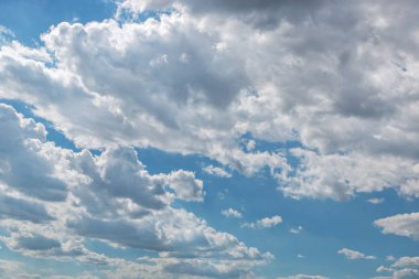 Bulutlu mavi gökyüzü