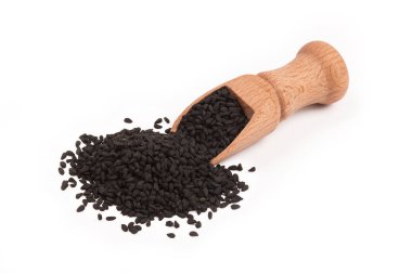 Ahşap Kepçe izole beyaz arka plan üzerinde siyah kimyon tohum. Üstten Görünüm, Nigella sativa