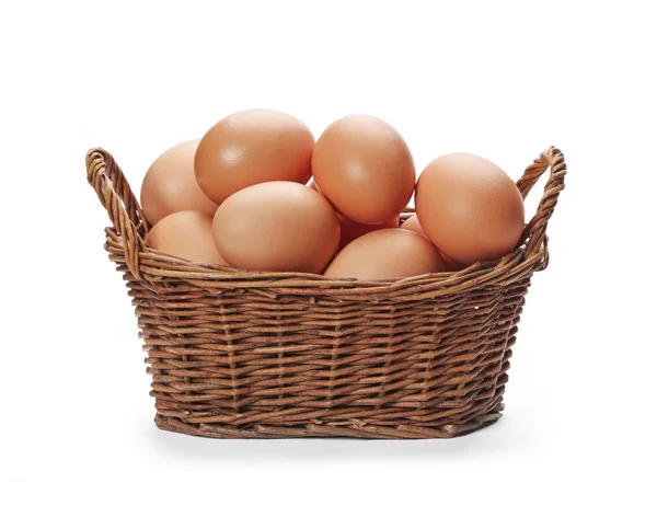 Uova marroni nel cesto isolato su sfondo bianco — Foto Stock