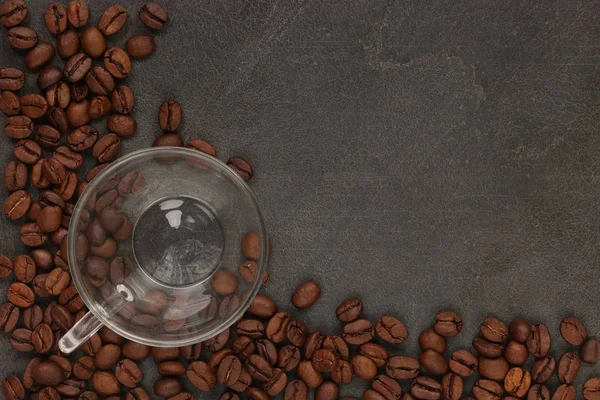 Чашка кофе на бобах — стоковое фото