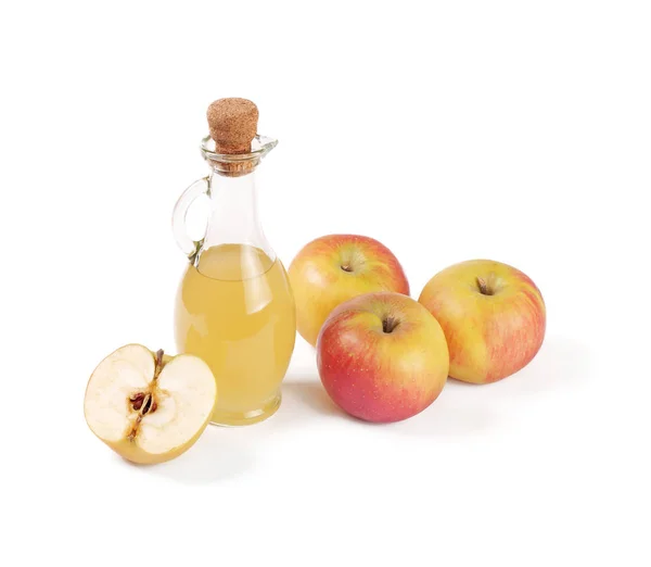 Carafe avec vinaigre de pomme isolé — Photo