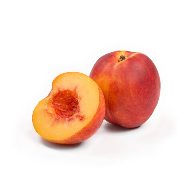 Fruta de melocotón madura aislada sobre fondo blanco recorte —  Fotos de Stock