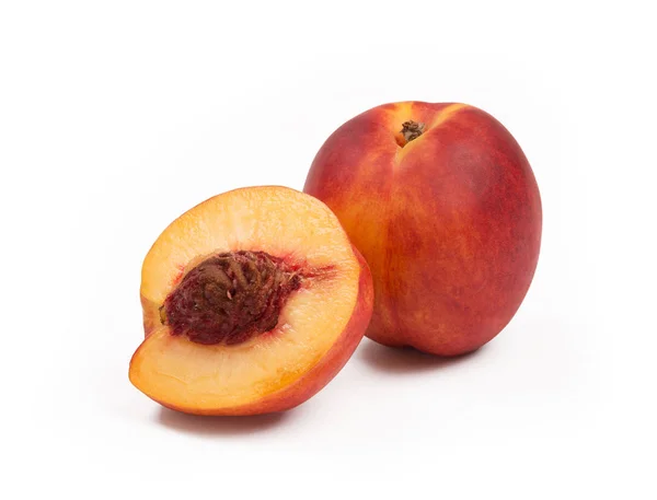 Fruta de melocotón madura aislada sobre fondo blanco recorte —  Fotos de Stock