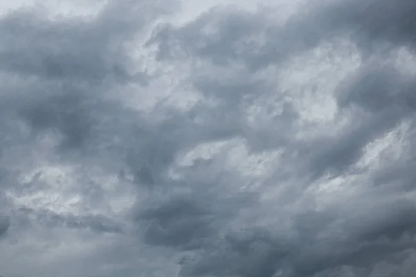 먹구름이 낀 어두운 하늘 — 스톡 사진