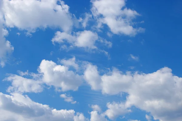 Γαλάζιο του ουρανού με σύννεφα φόντο, ουρανός, με σύννεφα. — Φωτογραφία Αρχείου