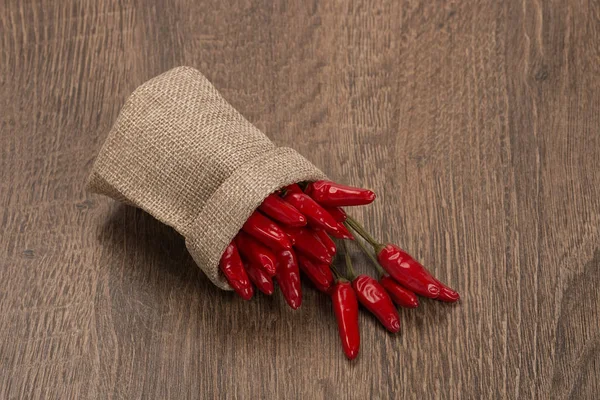 Κόκκινες πιπεριές τσίλι σε σκούρο φόντο ξύλινη — Φωτογραφία Αρχείου